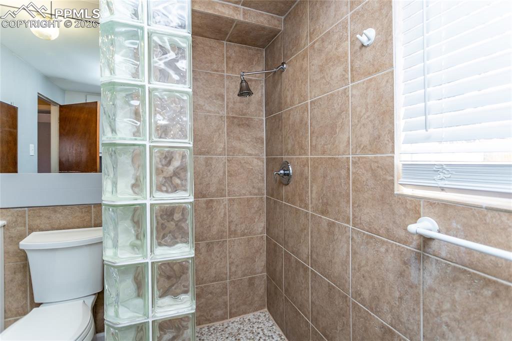 Image 38 of 50: Bathroom