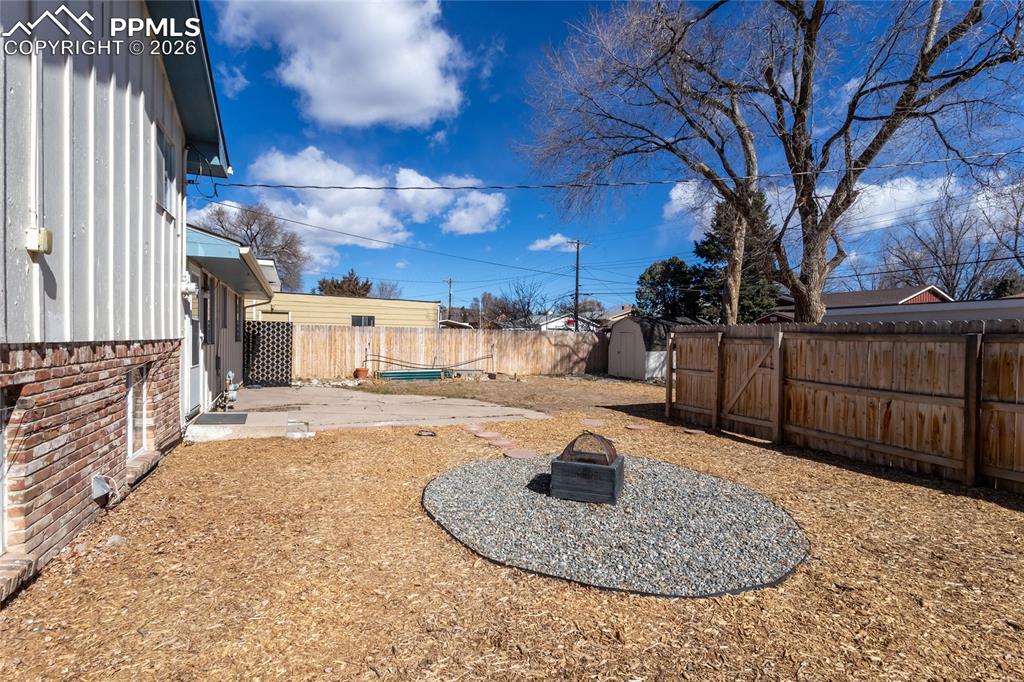 Image 42 of 50: Yard