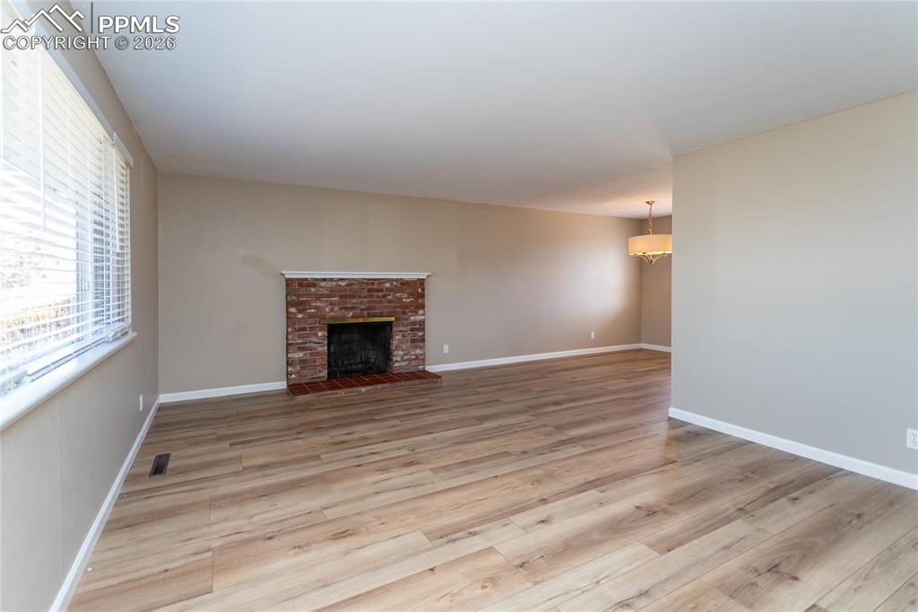 Image 6 of 50: Living Room