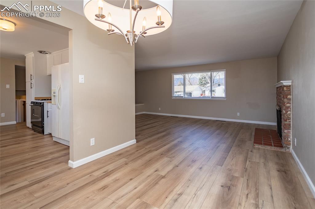 Image 8 of 50: Living Room