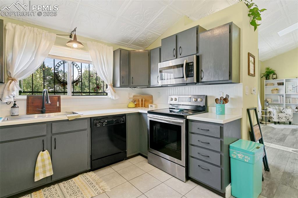 Image 11 of 32: Kitchen