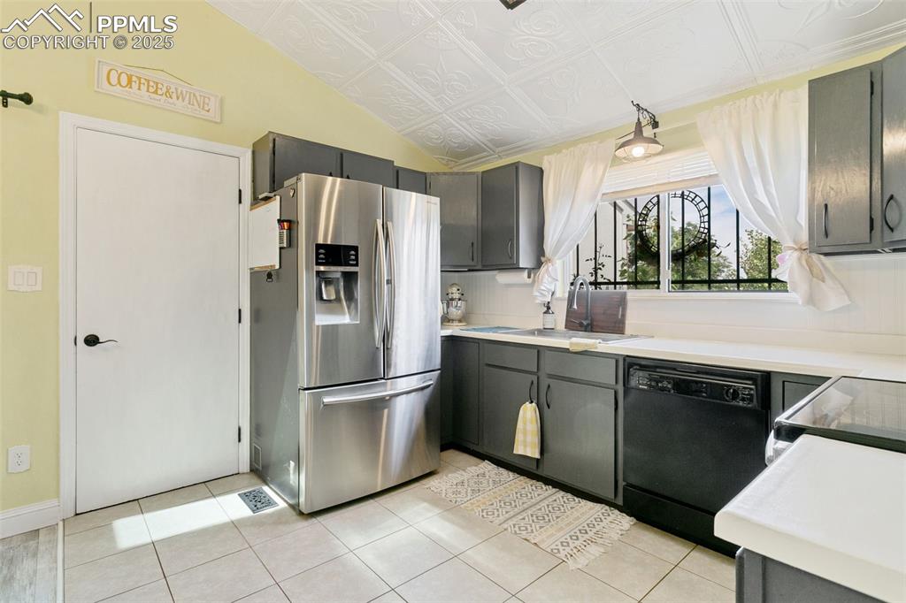 Image 12 of 32: Kitchen