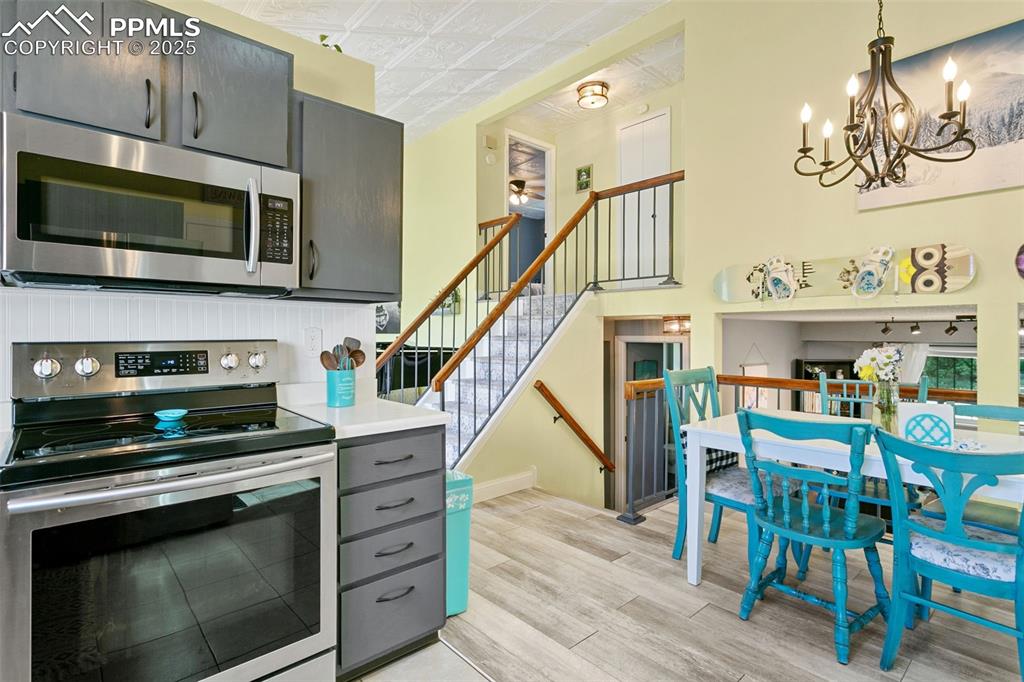 Image 13 of 32: Kitchen