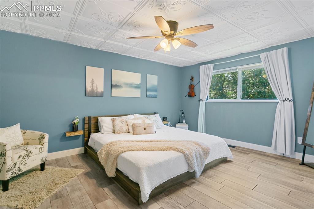 Image 15 of 32: Bedroom