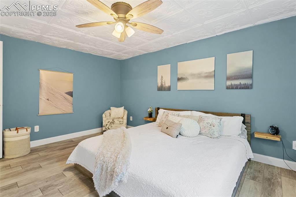 Image 16 of 32: Bedroom