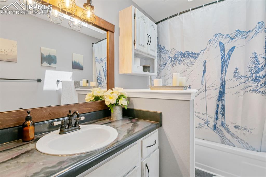 Image 18 of 32: Bathroom