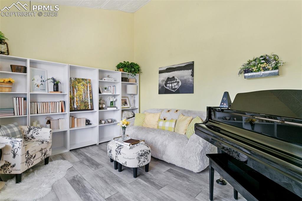 Image 4 of 32: Sitting Room