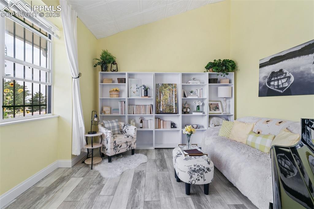 Image 5 of 32: Sitting Room