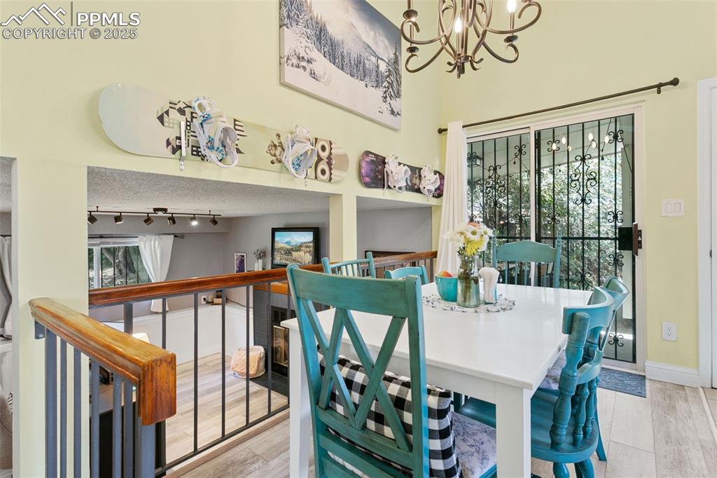 Image 8 of 32: Dining Area