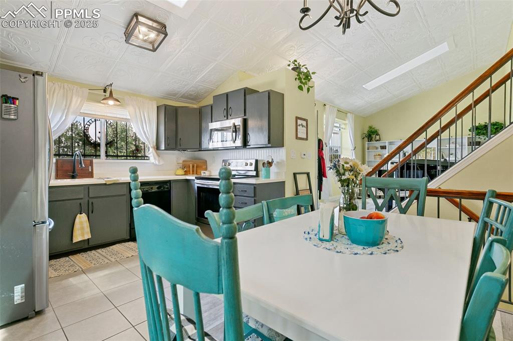 Image 9 of 32: Dining Area