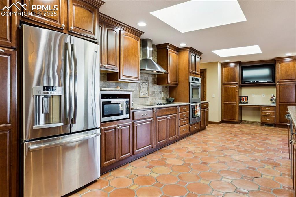 Image 13 of 47: Kitchen