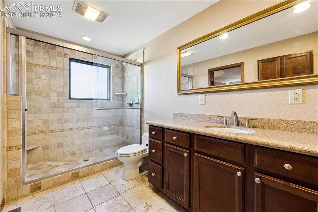 Image 17 of 47: Bathroom