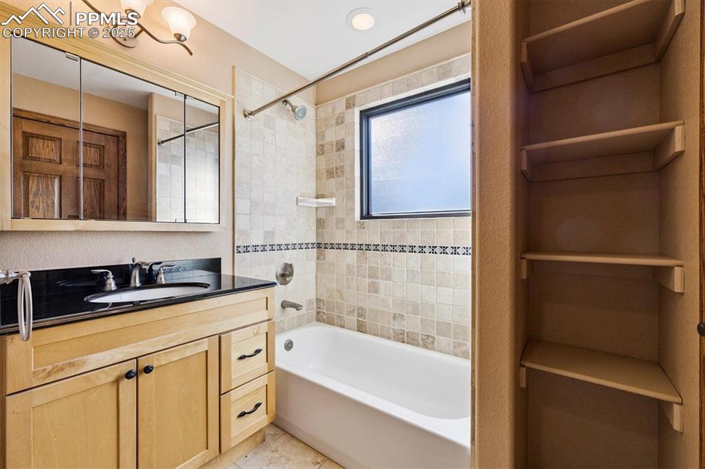 Image 21 of 47: Bathroom