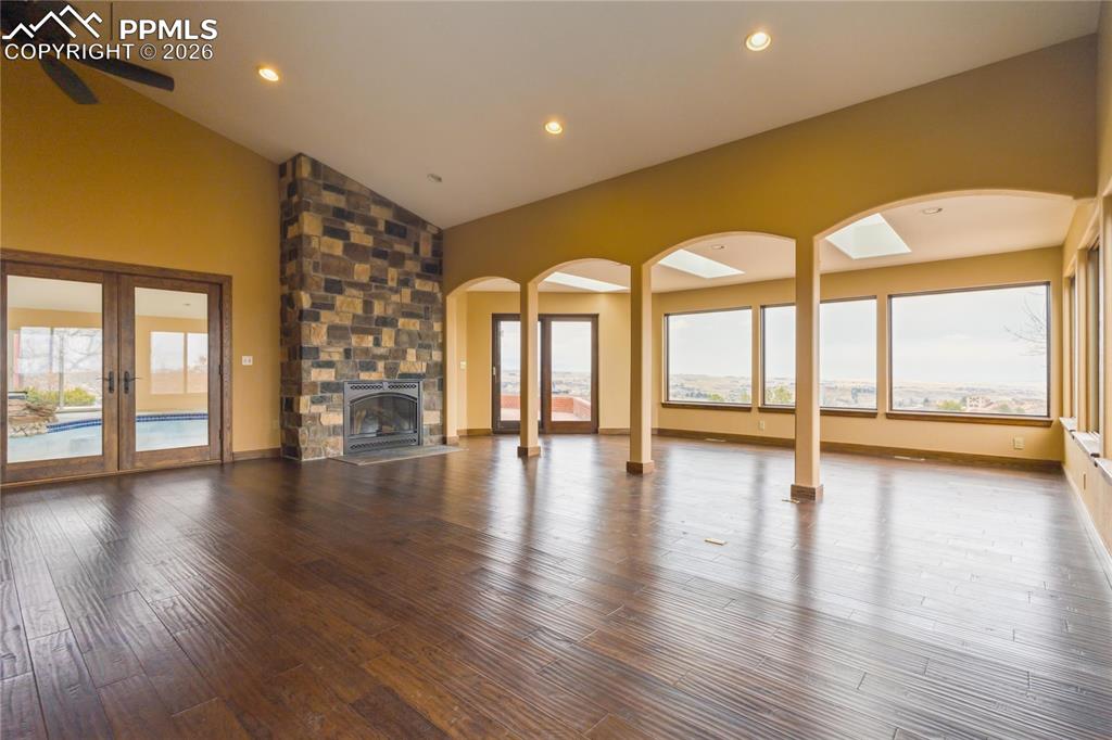 Image 27 of 47: Living Room