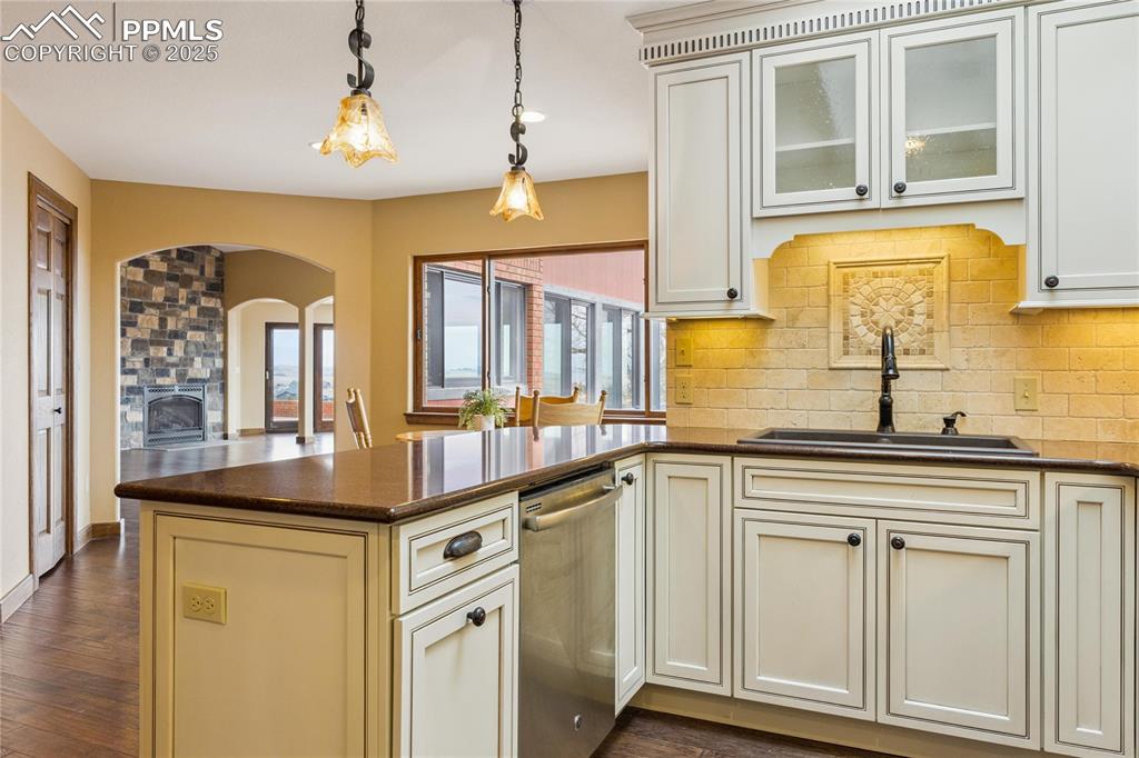 Image 28 of 47: Kitchen