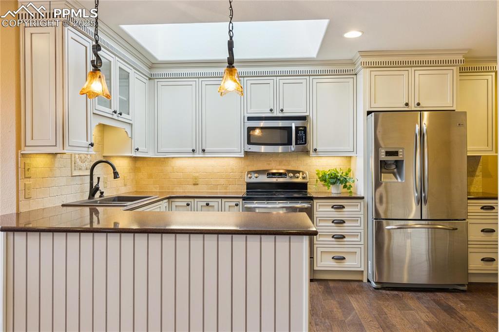 Image 29 of 47: Kitchen