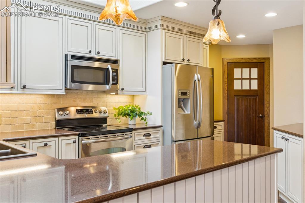 Image 30 of 47: Kitchen