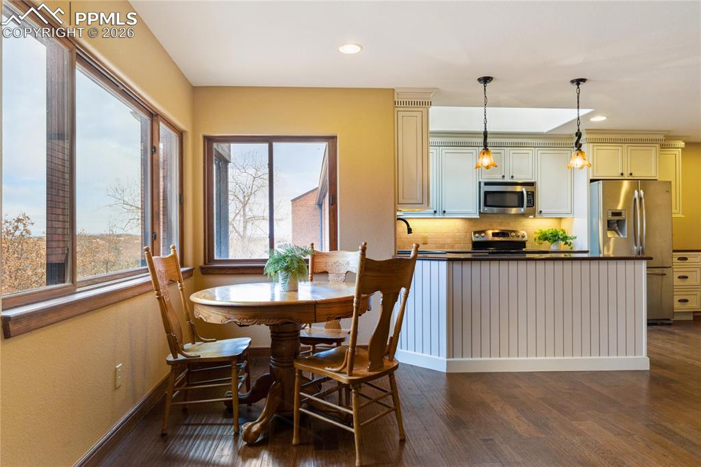 Image 31 of 47: Dining Area