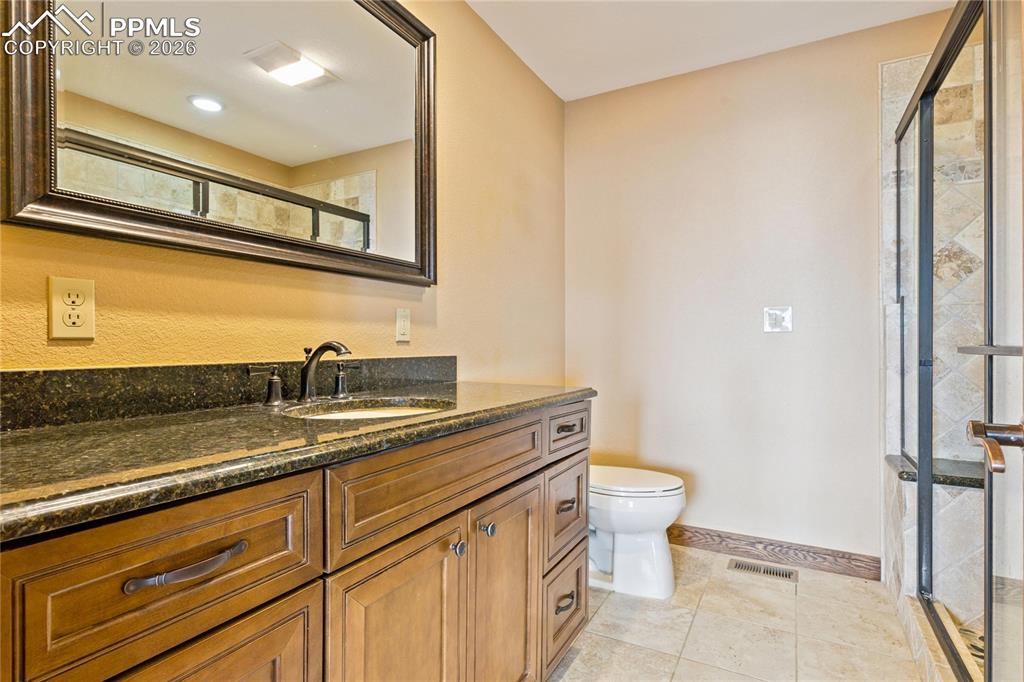 Image 33 of 47: Bathroom