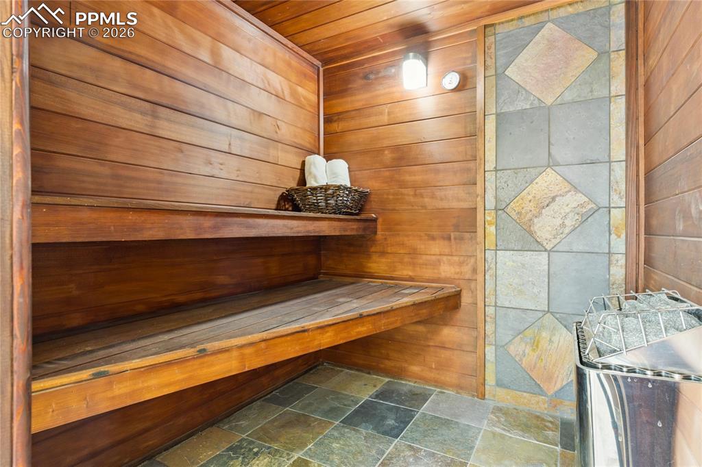 Image 41 of 47: Sauna