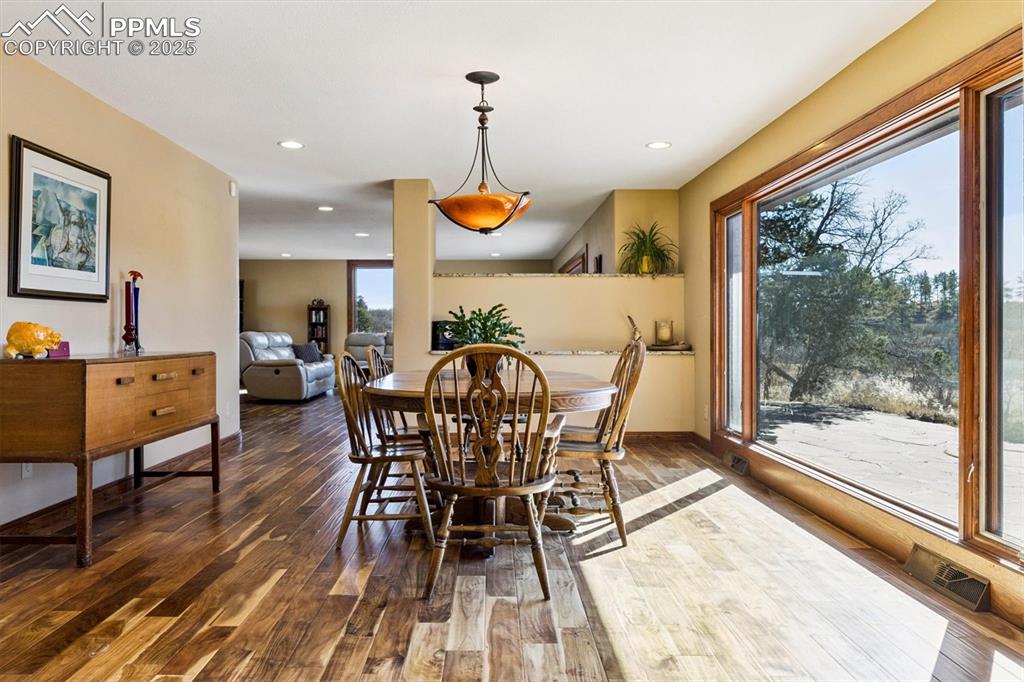 Image 9 of 47: Dining Area