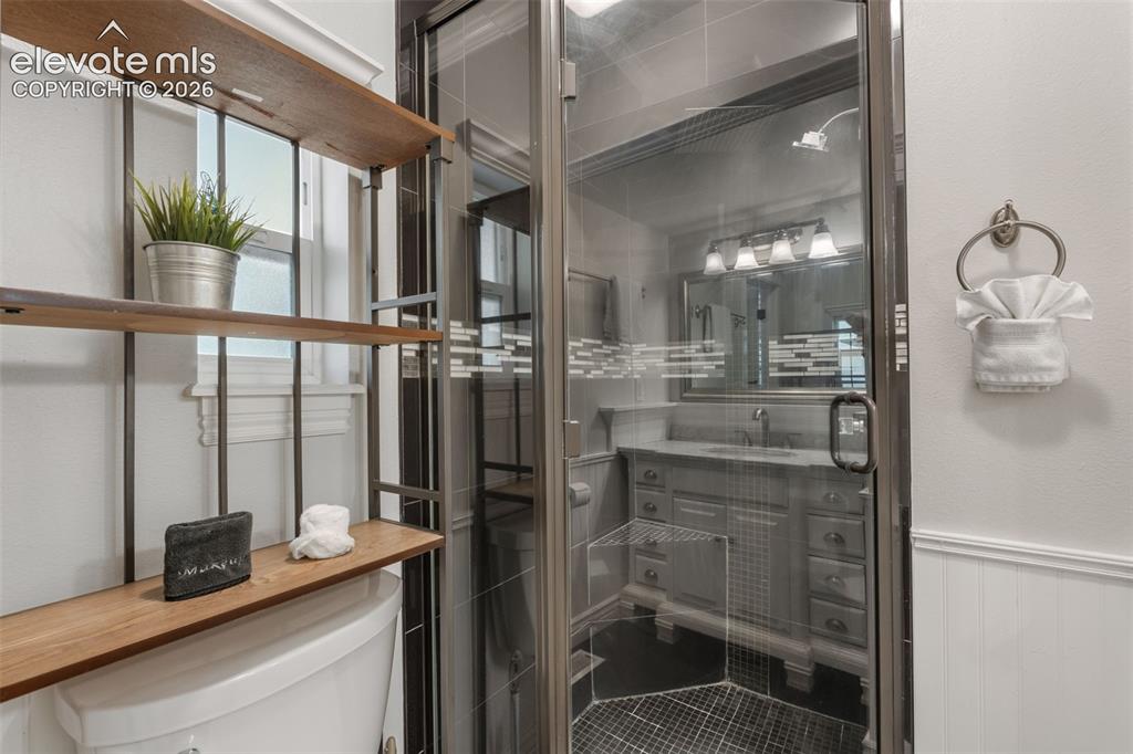 Image 16 of 39: Bathroom