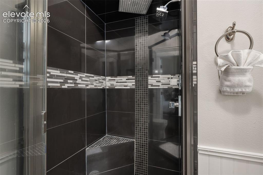 Image 17 of 39: Bathroom