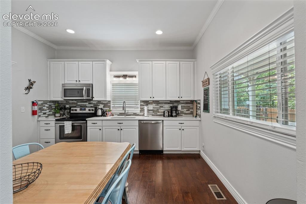 Image 18 of 39: Kitchen