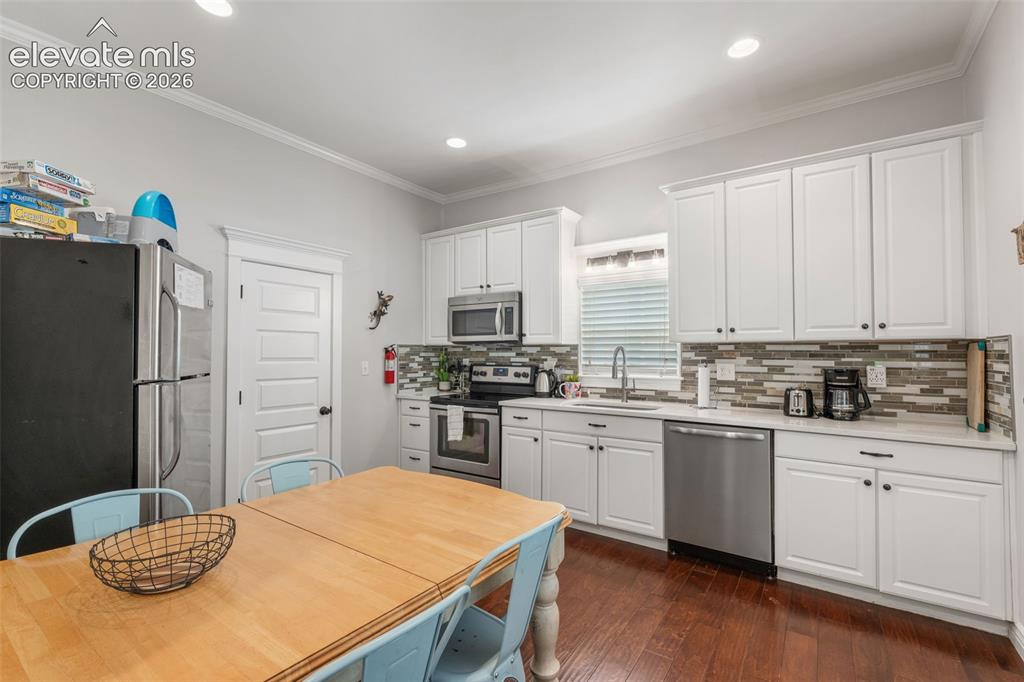 Image 19 of 39: Kitchen