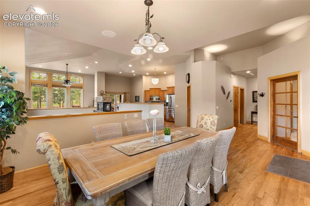 Image 11 of 50: Dining Area