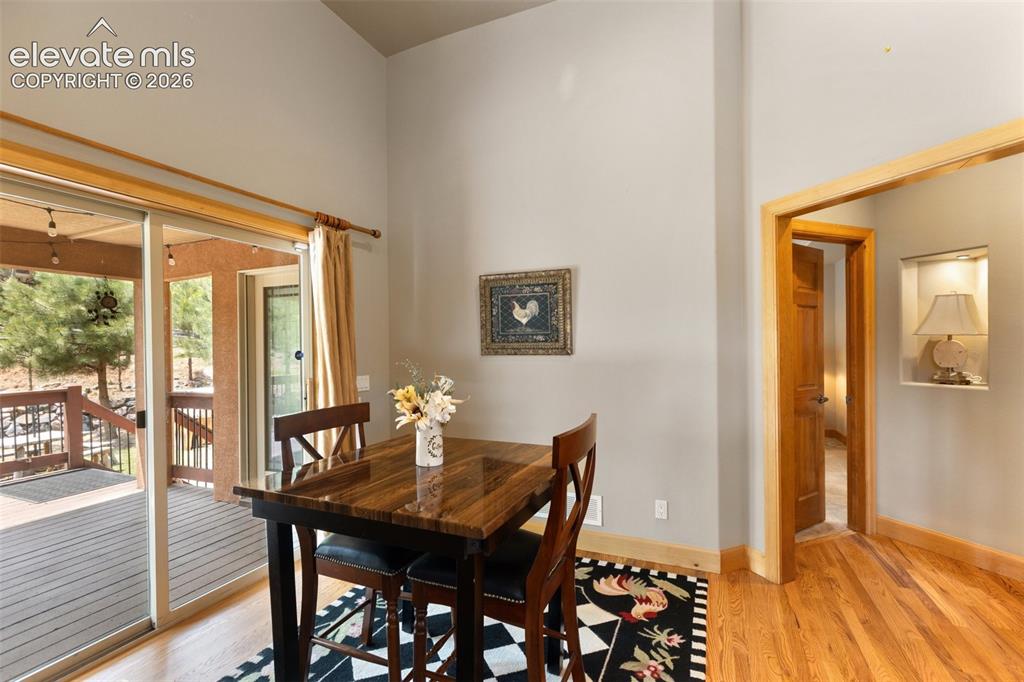 Image 14 of 50: Dining Area