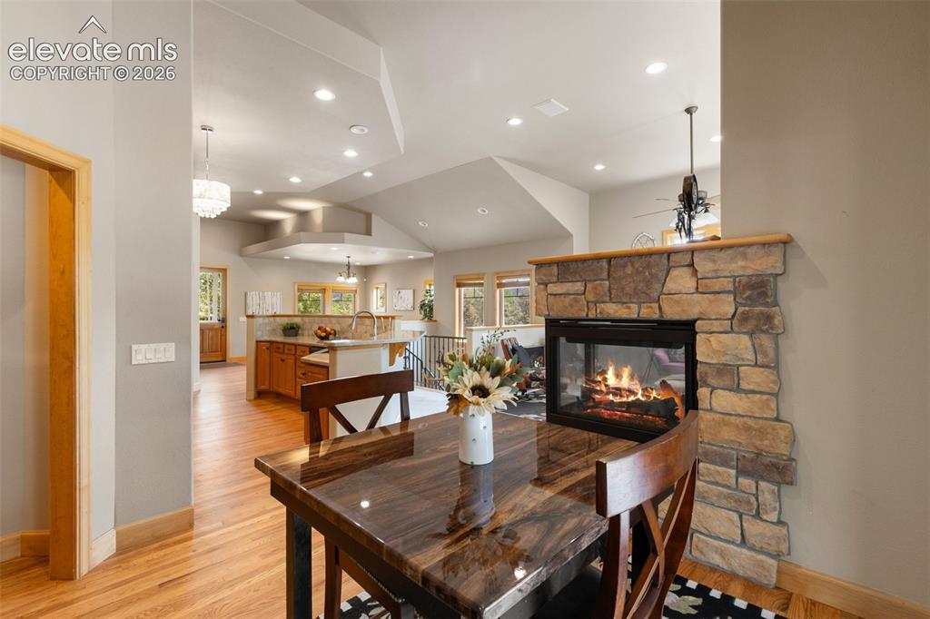 Image 15 of 50: Dining Area