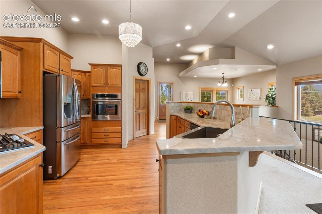 Image 18 of 50: Kitchen