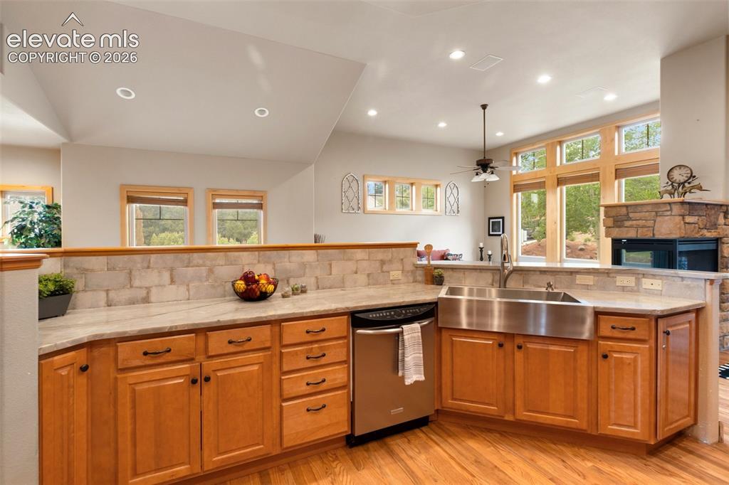 Image 19 of 50: Kitchen