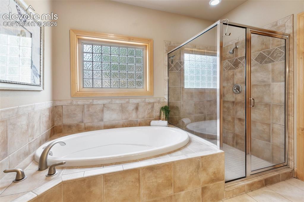 Image 27 of 50: Bathroom