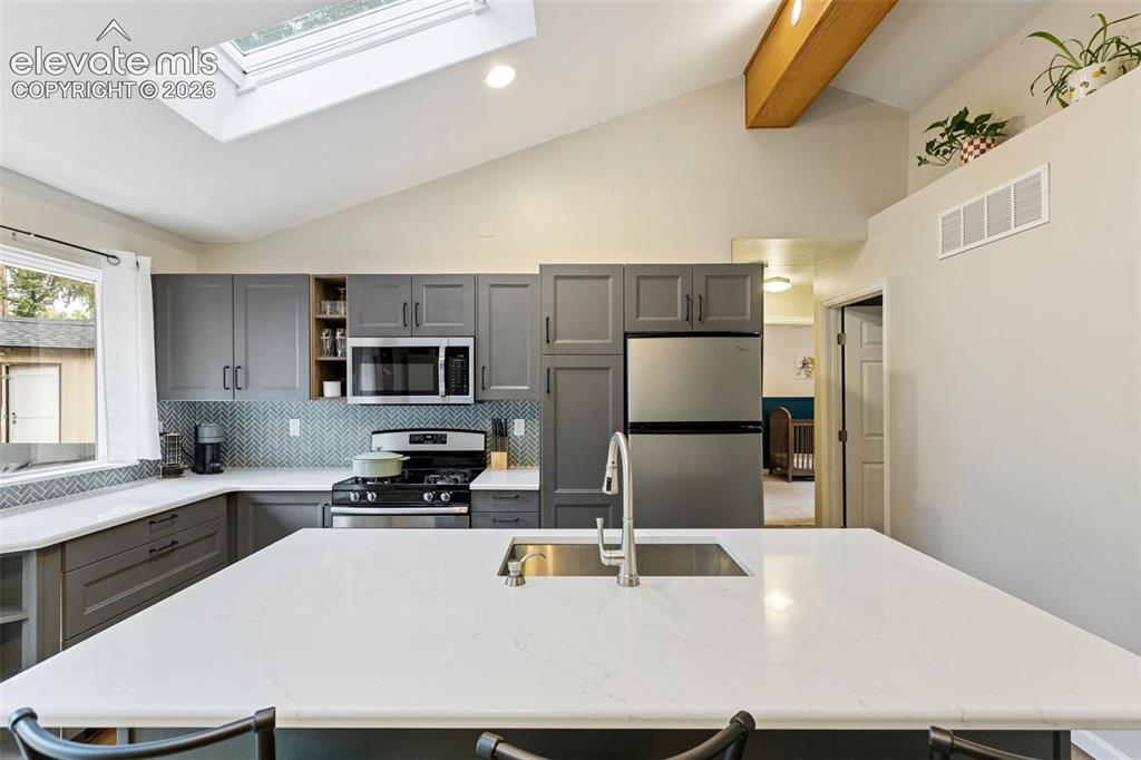Image 4 of 34: Kitchen