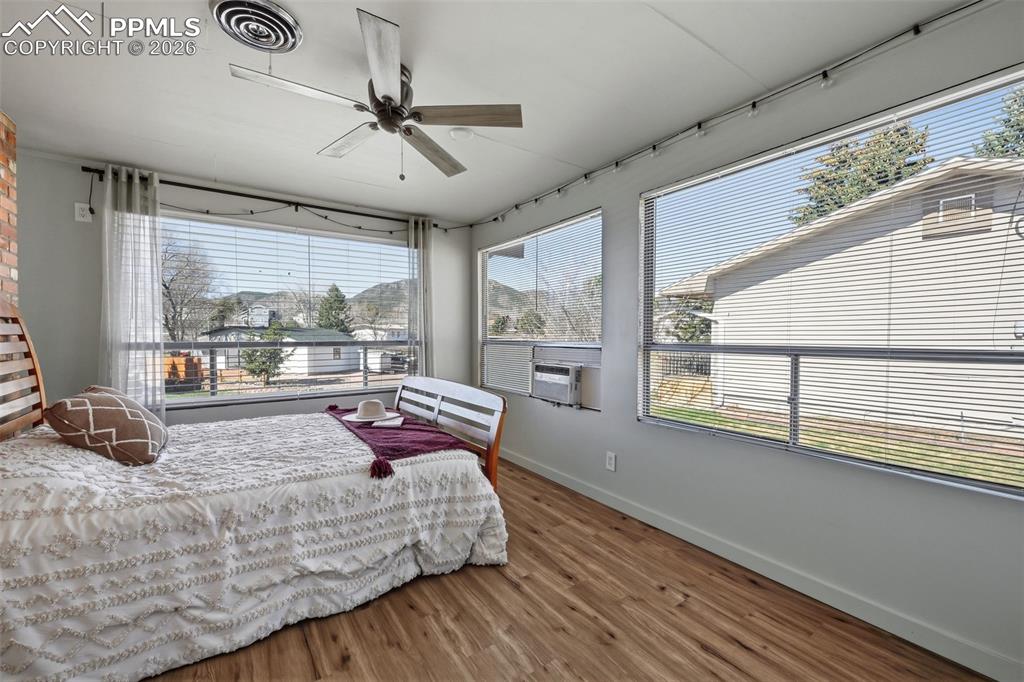 Image 10 of 27: Bedroom