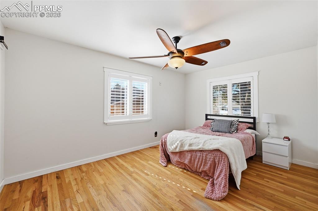 Image 13 of 27: Bedroom