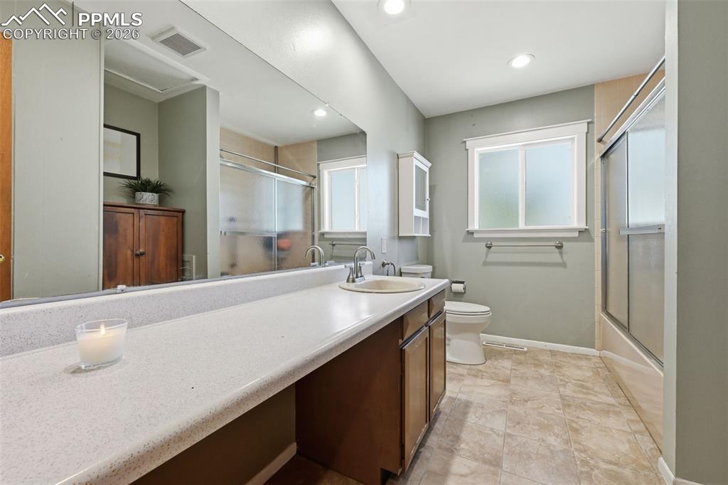 Image 14 of 27: Bathroom