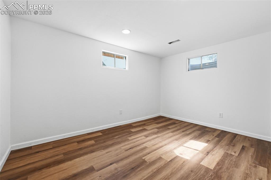 Image 18 of 27: Bedroom