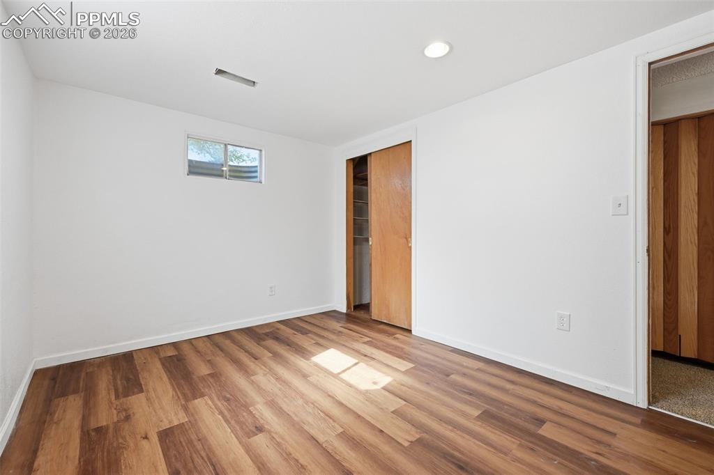 Image 19 of 27: Bedroom