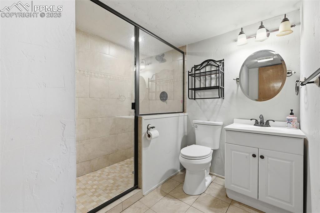 Image 20 of 27: Bathroom