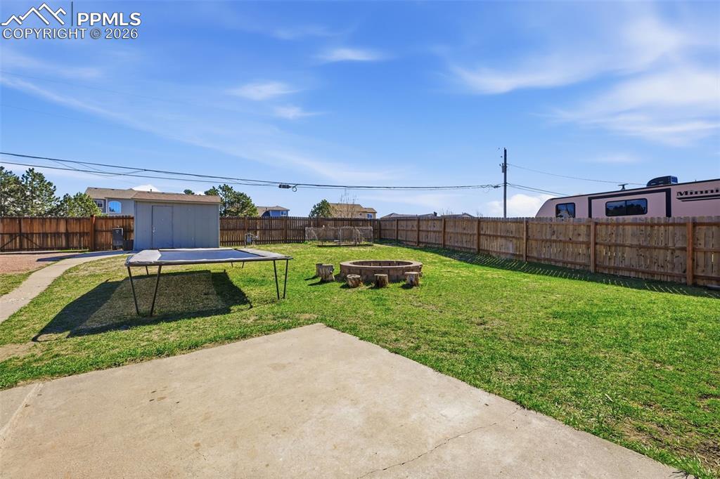 Image 21 of 27: Yard