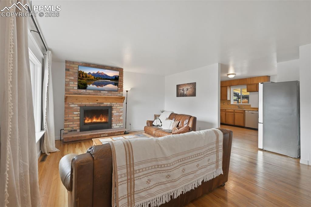 Image 3 of 27: Living Room