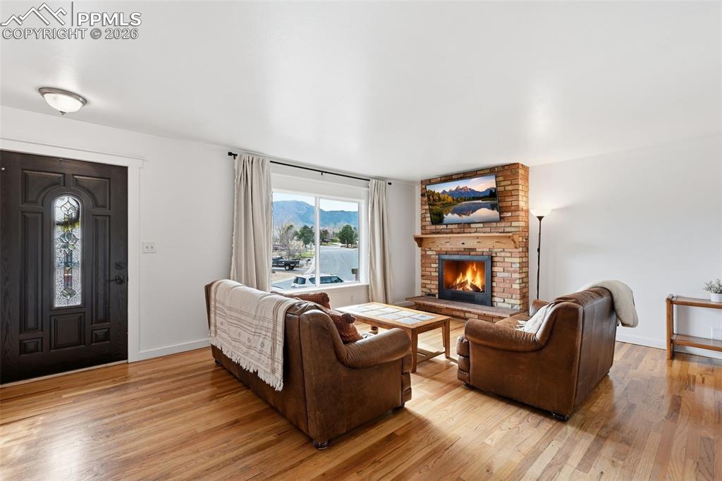 Image 4 of 27: Living Room