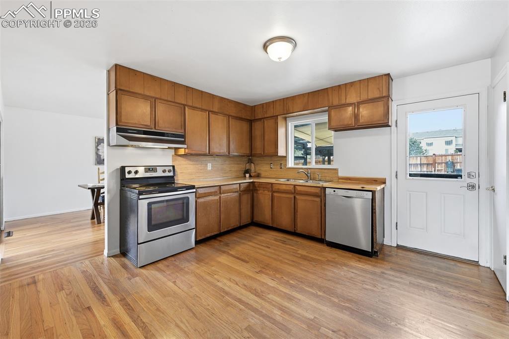 Image 5 of 27: Kitchen