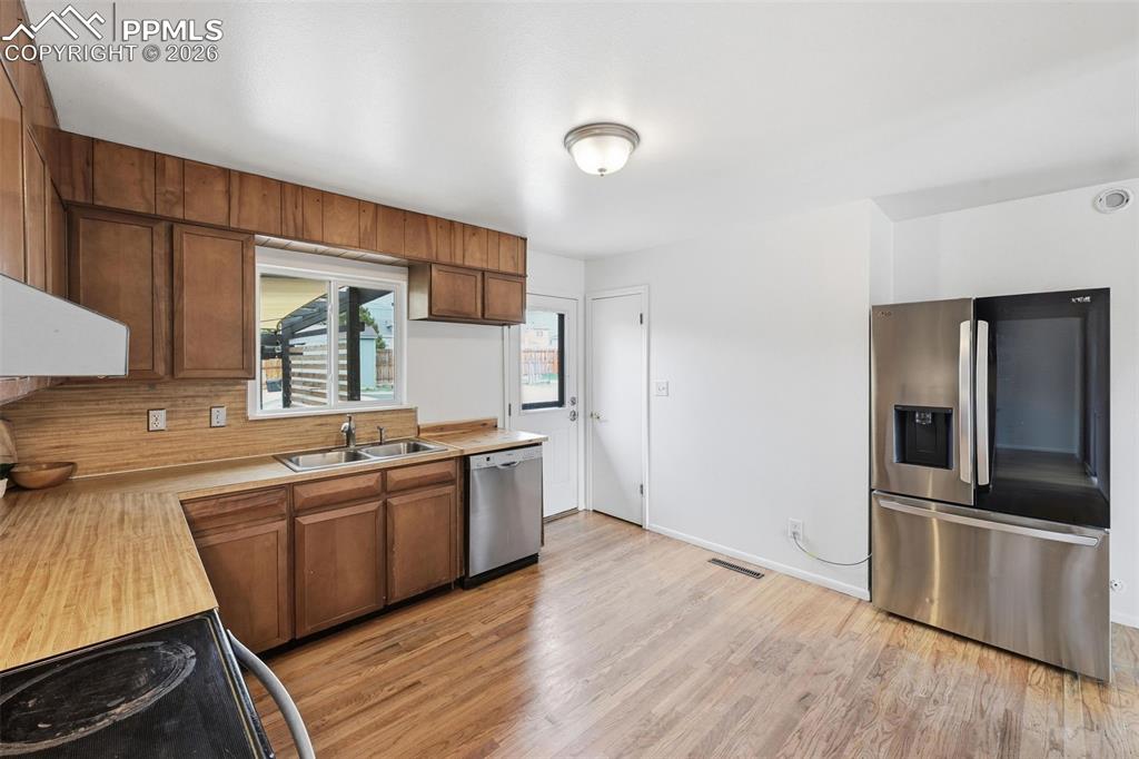 Image 6 of 27: Kitchen