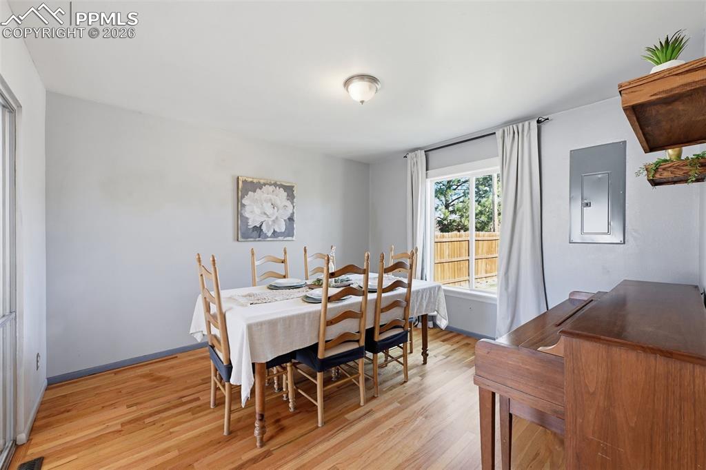 Image 7 of 27: Dining Area