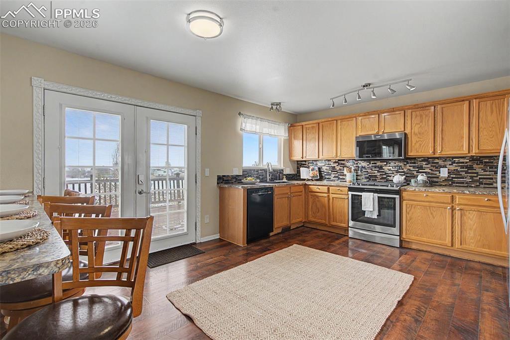 Image 10 of 49: Kitchen