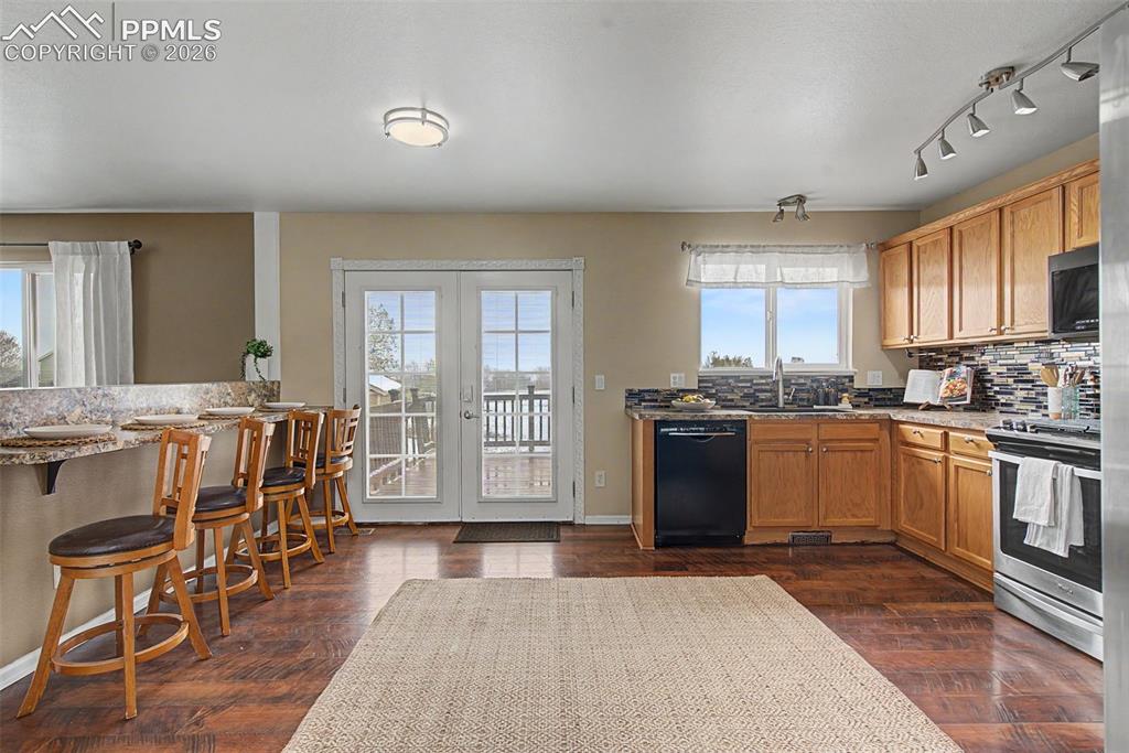 Image 11 of 49: Kitchen